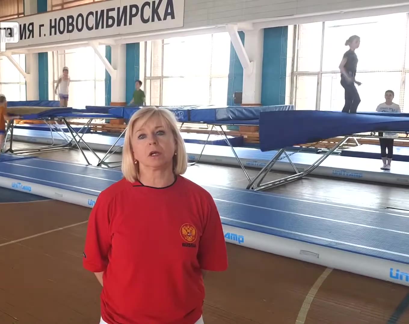 Елена Перескокова в зале с батутами и дорожками