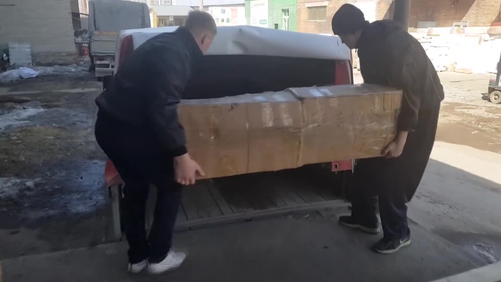 Разгрузка дорожек у зала